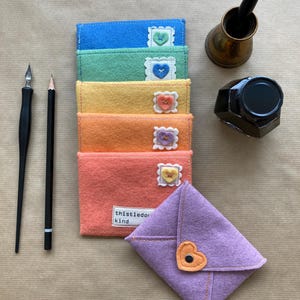 Carta de amor, juguete de fieltro con forma de sobre, juego de simulación, juguete de fieltro de lana, materiales totalmente naturales - Juego de 6 colores personalizables