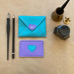 Cartas de amor, juguete de fieltro con forma de sobre, juego de simulación, juguete de fieltro de lana en tonos pastel, materiales totalmente naturales - Aguamarina/uva