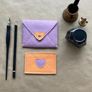 Cartas de amor pequeñas, juguete de fieltro con forma de sobre, juego de simulación, juguete de fieltro de lana en tonos pastel, materiales totalmente naturales - Frambuesa negra/Clementina