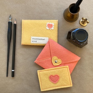 Carta de amor, juguete de fieltro con forma de sobre, juego de simulación, juguete de fieltro de lana, materiales totalmente naturales - Juego de 2 colores personalizables