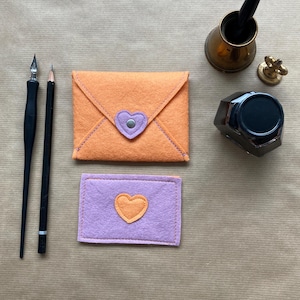 Cartas de amor pequeñas, juguete de fieltro con forma de sobre, juego de simulación, juguete de fieltro de lana en tonos pastel, materiales totalmente naturales - Clementina/frambuesa negra