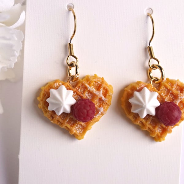 Boucles d'oreilles gaufres, faites main en pâte polymère, poids léger, sans nickel, acier inoxydable, chantilly et framboise, en forme de coeur, miniature