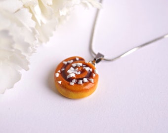 Cinnamon bun necklace, handmade in polymer clay, silver-colored stainless steel chain, jewelry, sweets, miniature bakery, kanelbulle