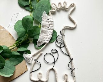 Decoración de habitación infantil con jirafas: colores neutros
