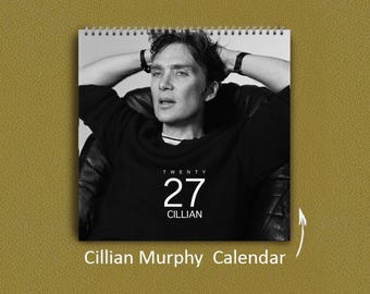 Könnte beinhalten: Ein quadratischer Wandkalender mit einem Schwarz-Weiß-Porträt von Cillian Murphy, die Hände hinter dem Kopf. Der Text lautet TWENTY 27 CILLIAN. Der Kalender ist oben mit einer Spirale gebunden und zeigt ein monochromes Foto des Schauspielers, der in einem dunklen Ledersessel vor einem einfarbigen Hintergrund sitzt.