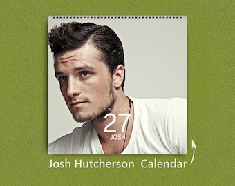 Könnte beinhalten: Ein quadratischer Wandkalender mit einem Porträt von Josh Hutcherson in einem weißen T-Shirt. Der Text TWENTY 27 JOSH ist in Weiß über das Bild gedruckt. Der Kalender ist oben spiralgebunden und enthält den Text Josh Hutcherson Calendar.