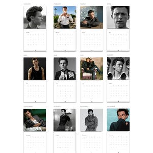 K&ouml;nnte beinhalten: Ein Wandkalender f&uuml;r zw&ouml;lf Monate mit schwarz-wei&szlig;en und farbigen Fotografien des Schauspielers Tom Holland. Jede Seite zeigt ein Monatsraster mit dem Monatsnamen oben und pr&auml;sentiert verschiedene Portr&auml;ts des Schauspielers in Outfits.