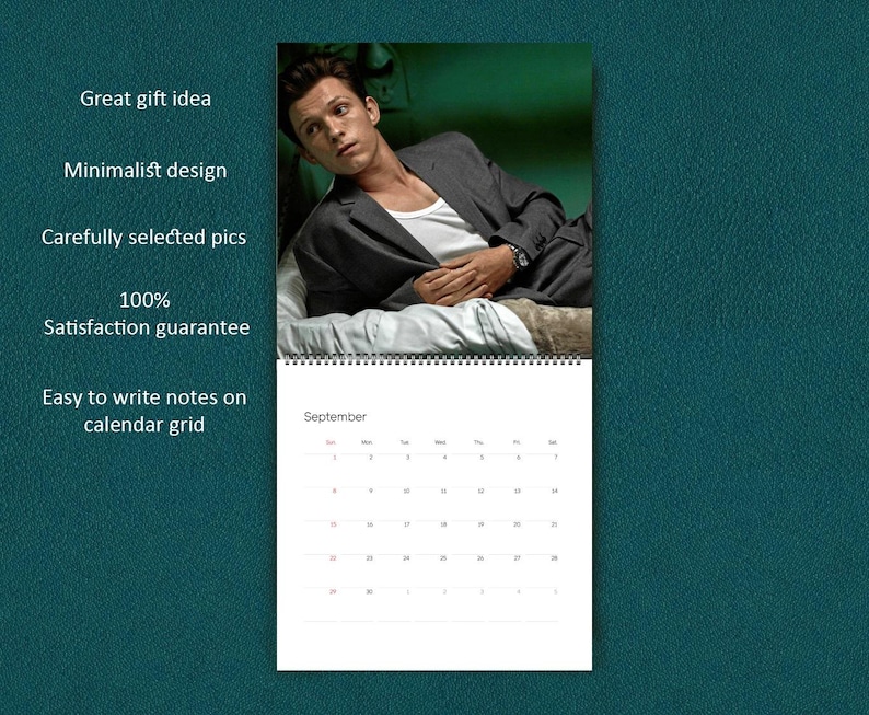 K&ouml;nnte beinhalten: Ein Wandkalender mit einem Foto einer Person mit dunklem Haar, die einen grauen Blazer &uuml;ber einem wei&szlig;en Unterhemd tr&auml;gt und auf wei&szlig;er Bettw&auml;sche liegt. Der untere Teil zeigt ein Kalendergitter f&uuml;r den Monat September mit der Aufschrift September.