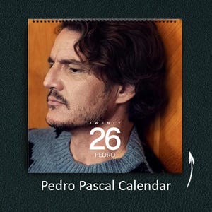 Puede incluir: Un calendario con un retrato de Pedro Pascal. El calendario muestra un primer plano de su rostro, con el número "26" y el nombre "Pedro" mostrados. El texto "Pedro Pascal Calendar" está en la parte inferior.
