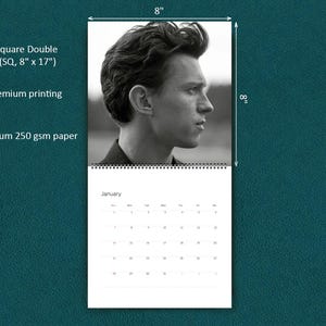 K&ouml;nnte beinhalten: Ein quadratischer Doppel-Wandkalender mit den Ma&szlig;en 8 Zoll mal 17 Zoll, gedruckt auf hochwertigem 250 g/m&sup2; Papier. Der obere Teil zeigt ein Schwarz-Wei&szlig;-Portr&auml;t, w&auml;hrend der untere Teil ein Kalenderraster f&uuml;r den Monat Januar darstellt.