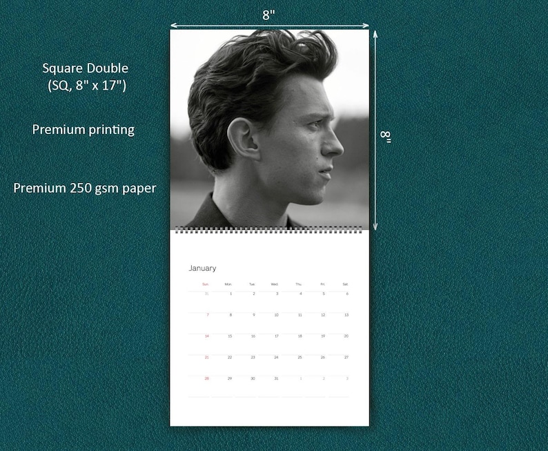 K&ouml;nnte beinhalten: Ein quadratischer Doppel-Wandkalender mit den Ma&szlig;en 8 Zoll mal 17 Zoll, gedruckt auf hochwertigem 250 g/m&sup2; Papier. Der obere Teil zeigt ein Schwarz-Wei&szlig;-Portr&auml;t, w&auml;hrend der untere Teil ein Kalenderraster f&uuml;r den Monat Januar darstellt.