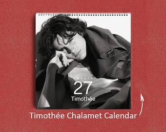 Könnte beinhalten: Ein Wandkalender mit einem Schwarz-Weiß-Porträt von Timothée Chalamet. Der Kalender zeigt den Text TWENTY 27 und Timothée. Das Bild zeigt eine Person mit dunklem Haar, die den Kopf auf eine Hand stützt und ein weißes Unterhemd sowie eine dunkle Jacke über der Schulter trägt. Der Kalender ist oben mit einer Spirale gebunden.