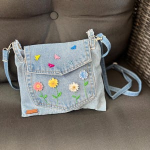 Denim portemonnee met bloemen en vlinders, gerecycled denim, kleine crossbody portemonnee