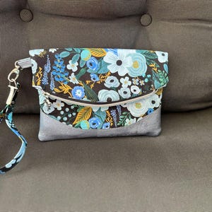 Pochette repliable avec dragonne