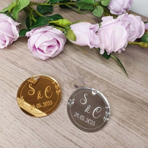 Cartões de lugar personalizados em plexiglass dourado e prateado com nomes e datas gravados, etiquetas de madeira com iniciais para convidados do casamento