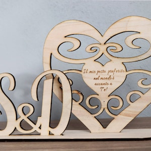 cuore in legno con iniziali e dedica personalizzata cuore con base con incisione frase lettere legno regalo con dedica