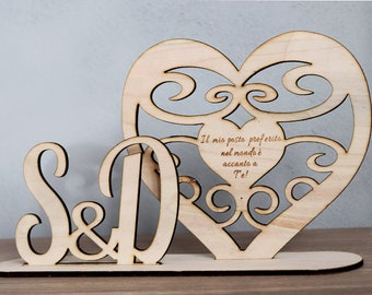 cuore in legno con iniziali e dedica personalizzata cuore con base con incisione frase lettere legno regalo con dedica