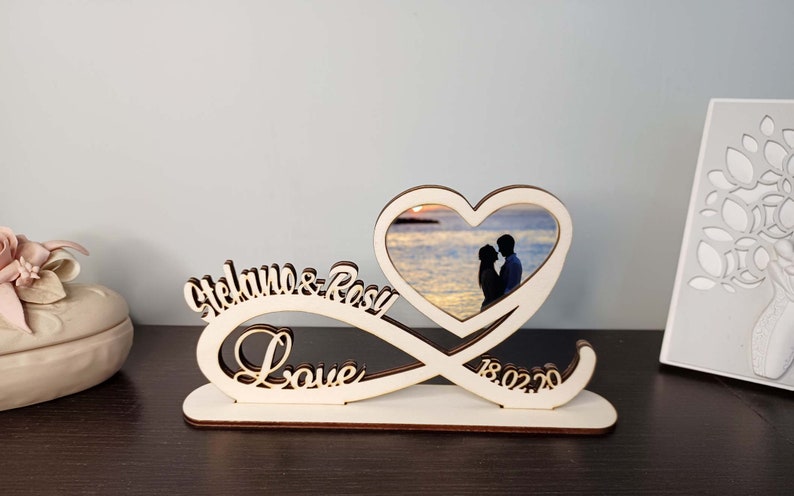 cornice da tavolo in legno personalizzato con nomi cuore infinito portafoto da appoggio regalo anniversario san valentino immagine 2