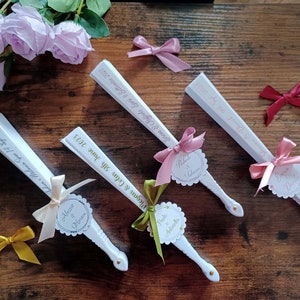 ventagli bianchi matrimonio personalizzati con nome e fiocco ventagli con tag cartoncino segnaposto matrimonio segnaposto chiesa ventaglio