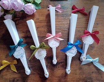 Éventails de mariage personnalisés avec noms de mariés et éventails de date avec étiquette en carton et cadeau pour les invités de l'église