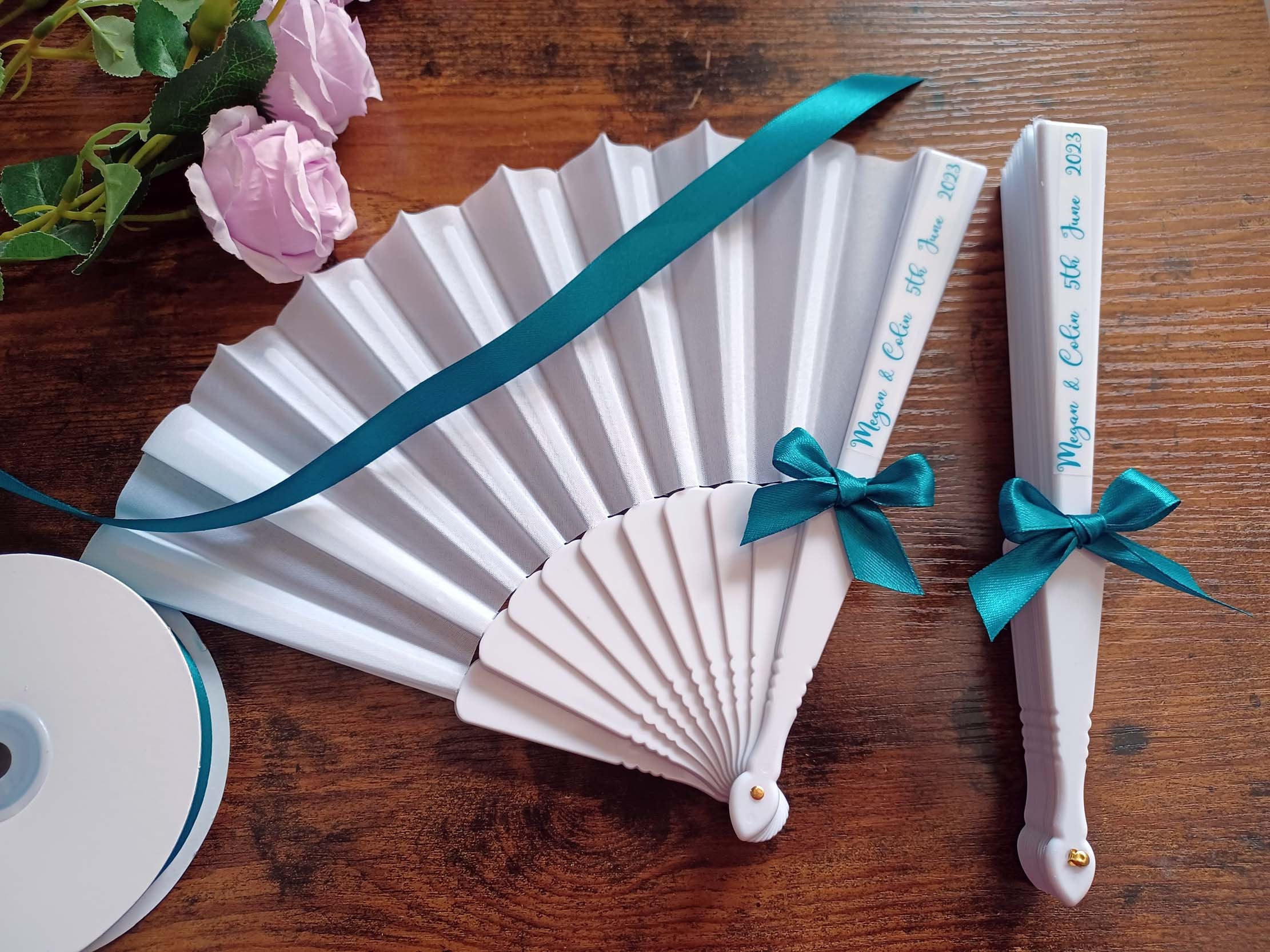 Ventaglio Bianco Personalizzato Con Nomi E Fiocco - Segnaposto Originale Per Matrimonio