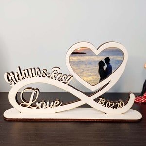 cornice da tavolo in legno personalizzato con nomi cuore infinito portafoto da appoggio regalo anniversario san valentino immagine 1