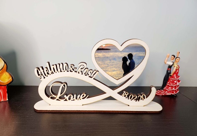 cornice da tavolo in legno personalizzato con nomi cuore infinito portafoto da appoggio regalo anniversario san valentino immagine 1