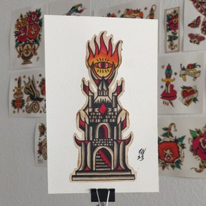 Könnte beinhalten: Eine handgezeichnete Illustration eines schwarzen Schlosses mit einem roten Diamanten auf der Vorderseite. Das Schloss ist mit einem brennenden Auge gekrönt, mit roten und orangefarbenen Flammen. Die Illustration ist im traditionellen Tattoo-Stil gehalten.