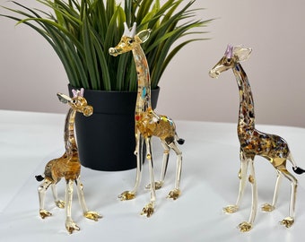 Blown Glass Miniature Giraffe Family Figurine | Novelty Mother’s Day Gift for Mom, Wife, Grandma,Women, Partner | Giraffe Statue for Decor |