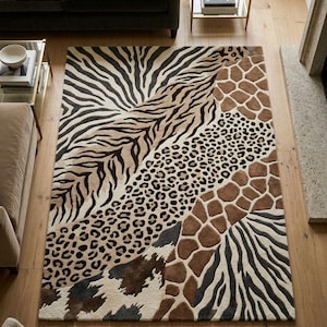Può includere: Un tappeto rettangolare con un design patchwork con motivi animalier. Il tappeto include strisce di zebra, macchie di leopardo, macchie di giraffa e motivi di pelle di mucca in tonalità marroni, beige e nere. Il tappeto è posizionato su un pavimento in legno.