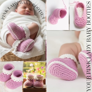 Peut inclure: Bottes de bébé roses au crochet avec bordure blanche. L'image présente plusieurs vues des chaussons faits à la main, dont un bébé qui les porte. Le texte sur l'image indique "Pink Lady Baby Booties" et "Your Pink Lady Baby Booties".