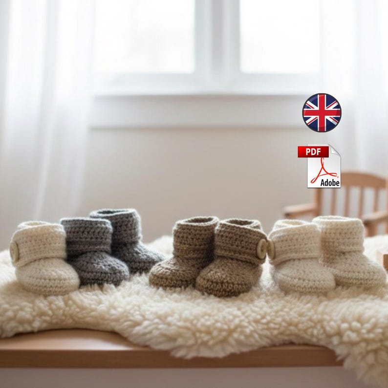 Peut inclure: Plusieurs paires de chaussons de b&eacute;b&eacute; crochet&eacute;s &agrave; la main, dans des tons neutres comme le cr&egrave;me, le gris et le marron. Les chaussons sont dispos&eacute;s sur une surface blanche et moelleuse, avec un bouton sur le c&ocirc;t&eacute;. Image de produit artisanal pour b&eacute;b&eacute;.