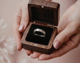 Handgemaakte donkere walnoothouten ringdoos voor voorstel – gepersonaliseerde verlovingsdoos met aangepaste graveeroptie