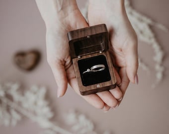 Caja para anillo de compromiso de madera de nogal oscuro – Caja para anillo hecha a mano para pedida de mano con grabado personalizado opcional