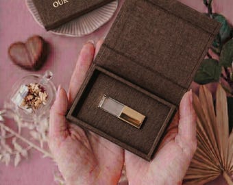 Caja USB de lino marrón chocolate con memoria USB dorada de 3.0 Mbps y personalización con lámina metálica / Caja de recuerdo USB con memoria USB color oro rosa