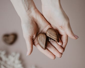 Caja para anillo de propuesta grabada en nogal / Caja de madera con forma de corazón para anillos de boda / Caja para anillo "¿Quieres casarte conmigo?"