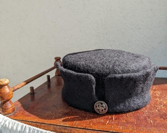 Wool Felt Magerka Hat: Medieval Gentry Style with Feather