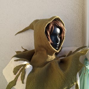 Sombrero medieval de lana de fieltro verde con capucha, cálido y histórico para recreadores.