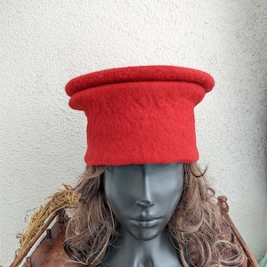 Cappello da rievocatore medievale in feltro storico da uomo, in lana. Copricapo nobile del Rinascimento, berretto da capitano, XV secolo.