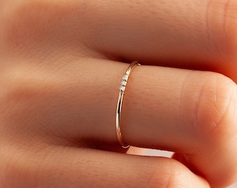 Anillo de diamantes minimalista de oro macizo de 14k, anillo de diamantes naturales de triple piedra de 1,3 mm, anillo a juego de promesa, anillo de apilamiento de oro fino de oro de 10k y 18k