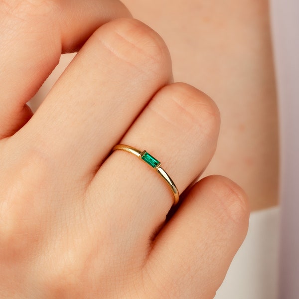 Emerald Dainty Simple Baguette Stacking Ring, 14k Solid Gold Baguette Emerald Diamond Ring, 10K 18K Tiny Natural Emerald May Birthstone Ring