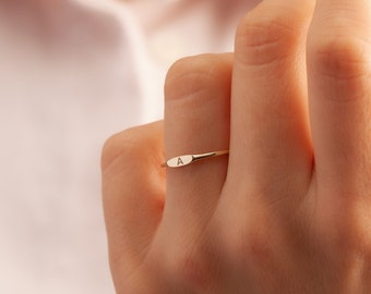 14k Massivgold Winziger Siegelring, kleiner, schlichter Pinky-Ring, personalisierter Siegelring mit Gravur, ultradünner Anfangsring, Anpassen des Goldnamenrings