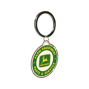 Llavero Nostálgico-Art de 4 × 4 cm John Deere - Servicio de Repuestos, fabricado en hojalata con revestimiento de resina epoxi, diseño retro, OLP