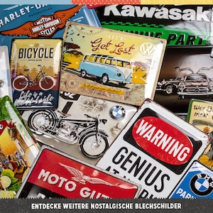 Puede incluir: Una colecci&oacute;n de letreros de metal de estilo vintage con varios dise&ntilde;os, que incluyen una bicicleta, una motocicleta, una camioneta Volkswagen y una se&ntilde;al de advertencia. Los letreros son todos de diferentes colores y tienen un aspecto desgastado. El texto en los letreros incluye "Let's Get Lost", "Life is a beautiful ride", "Warning" y "Genius".
