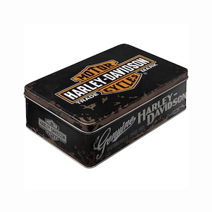 Könnte beinhalten: Schwarze rechteckige Blechdose mit dem Harley-Davidson-Logo in Orange und Weiß. Die Dose hat einen abgenutzten, Vintage-Look mit den Worten "Genuine Motorcycles Since 1903" und "Motor Harley-Davidson Cycles".