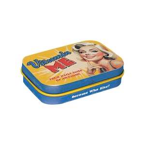 Pastillero de arte nostálgico «Vitamin Me» – Minicaja de 4×6×1,6 cm, con relieve, grageas de menta sin azúcar, idea de regalo retro