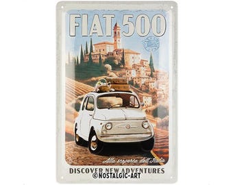 Puede incluir: Un cartel de metal de estilo vintage con un Fiat 500 blanco conduciendo por un pintoresco paisaje italiano. El cartel dice "FIAT 500" y "DISCOVER NEW ADVENTURES" con el símbolo de copyright y "NOSTALGIC-ART" debajo. El cartel tiene un aspecto desgastado y antiguo.