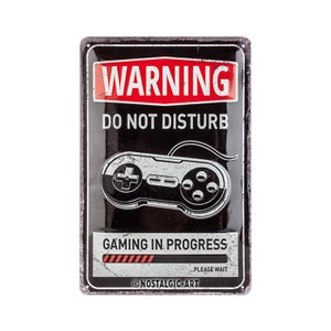Nostalgic-Art Cartel retro de chapa, 20 x 30 cm, &quot;Gaming in Progress&quot;, idea de regalo para jugadores, de metal, diseño vintage con texto