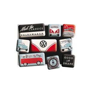 Könnte beinhalten: Satz von neun Vintage-Volkswagen-Bus-Magneten mit einem rot-weißen Bus, einem blauen Bus, einem Tachometer und dem Text "Meet the Classics Volkswagen", "Let's Travel" und "Good in Shape".