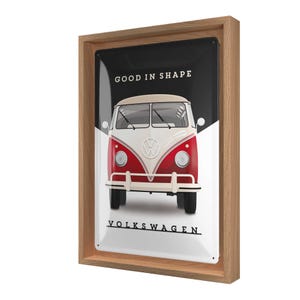 Könnte beinhalten: Ein gerahmtes Metallschild mit einem roten, weißen und beigen Volkswagen-Bus. Das Schild trägt die Aufschrift "GOOD IN SHAPE" oben und "VOLKSWAGEN" unten. Der Rahmen ist aus hellbraunem Holz.